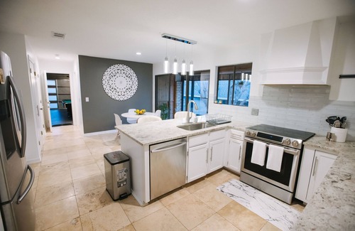 Lake Highlands Casa | Sleeps 18 & Heated Pool & MiniGolf by Uptown Dallas