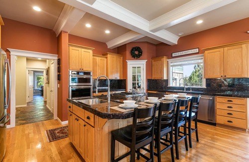 Bend Casa | Royal Oak Manor, Lrg private home/yard, sleeps 18