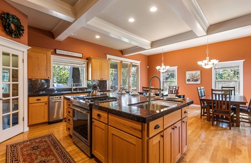 Bend Casa | Royal Oak Manor, Lrg private home/yard, sleeps 18
