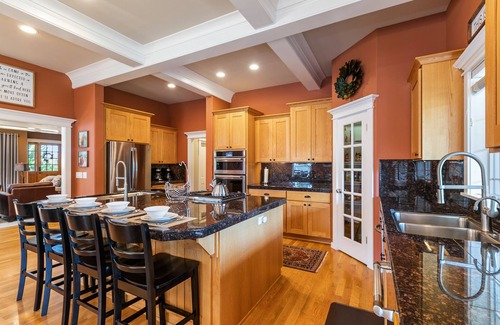 Bend Casa | Royal Oak Manor, Lrg private home/yard, sleeps 18