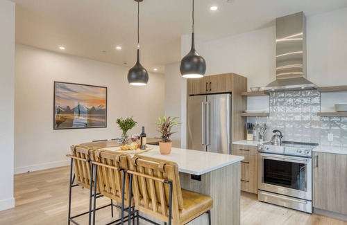 Bend Casa | Sleeps 20, 4 Units | 10BDR, Hot Tub, Near Old Bend + DT | Aerie by AvantStay