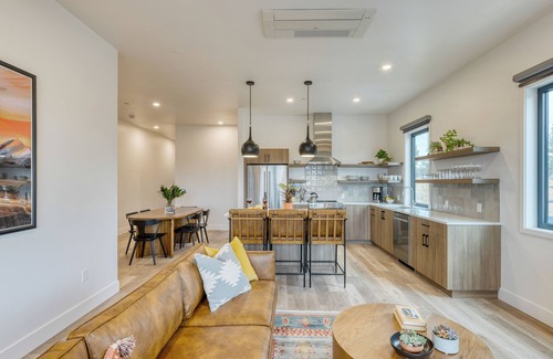 Bend Casa | Sleeps 20, 4 Units | 10BDR, Hot Tub, Near Old Bend + DT | Aerie by AvantStay