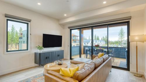 Bend Casa | Sleeps 20 4 Units 10BDR Hot Tub Near Old Bend DT Aerie by AvantStay