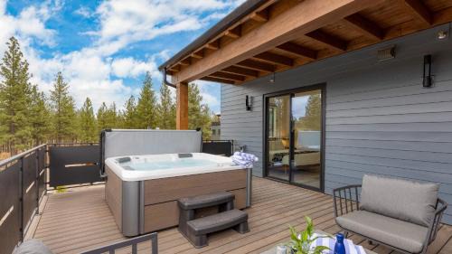 Bend Casa | Sleeps 20 4 Units 10BDR Hot Tub Near Old Bend DT Aerie by AvantStay