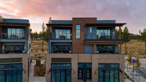 Bend Casa | Sleeps 20 4 Units Hot Tub Deck Near DowntownOld Bend Aerie by AvantStay