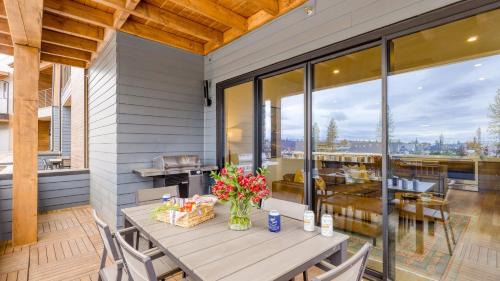 Bend Casa | Sleeps 20 4 Units Hot Tub Deck Near DowntownOld Bend Aerie by AvantStay
