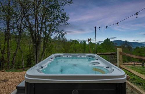 Fairview Casa | Sleeps 20 Hot Tub Outdoor Theater Putt Putt Games