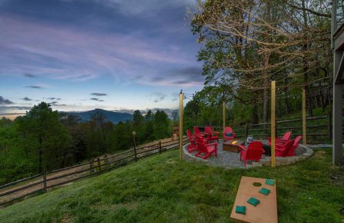 Fairview Casa | Sleeps 20 Hot Tub Outdoor Theater Putt Putt Games