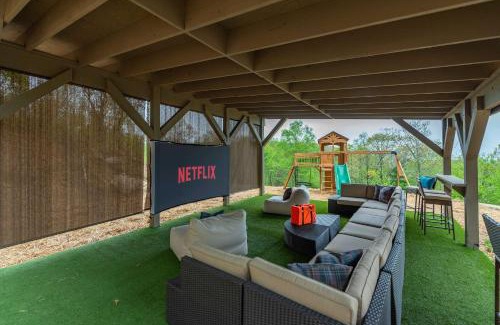 Fairview Casa | Sleeps 20 Hot Tub Outdoor Theater Putt Putt Games