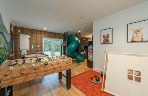 Fairview Casa | Sleeps 20 Hot Tub Outdoor Theater Putt Putt Games