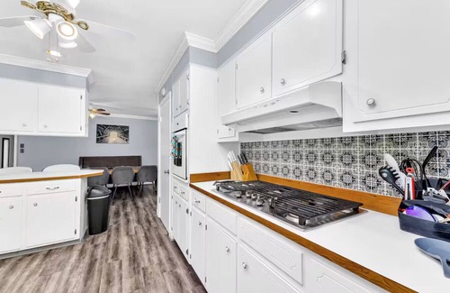 Augusta Apartamento | Sleeps 20! Hot Tub - Walk to the Masters - Game Room - Gym