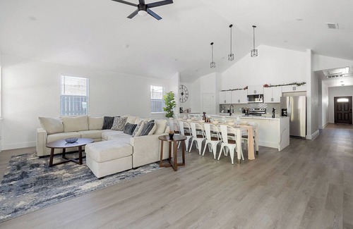 Fort Worth Casa | Sleeps 20 in FW Stockyards w HotTub & MiniGolf