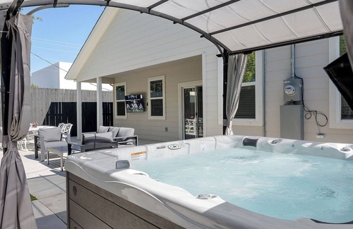 Fort Worth Casa | Sleeps 20 in FW Stockyards w HotTub & MiniGolf