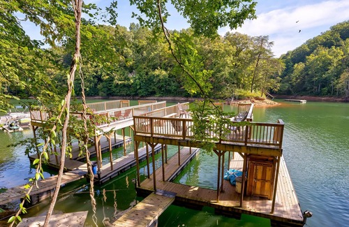 Lakeside Estates Cabina | Sleeps 20 ~Lakefront~Dock~HotTub~Firepit