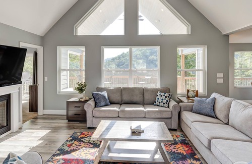 Lakeside Estates Cabina | Sleeps 20 ~Lakefront~Dock~HotTub~Firepit