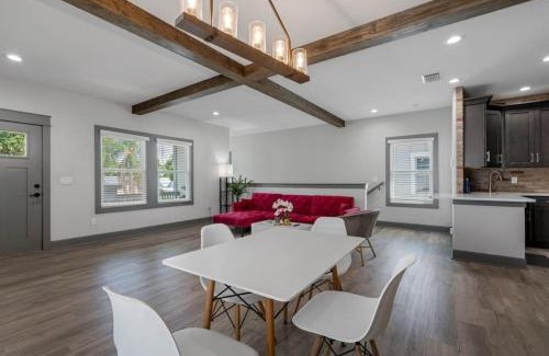 Ybor City Casa | Sleeps 20! Luxe 6 BDRM 4 BTH Duplex - Downtown TPA