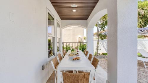 Frangista Beach Casa | Sleeps 20, Private Pool, Putting Green, Walk to Beach Vitamin Sea by AvantStay
