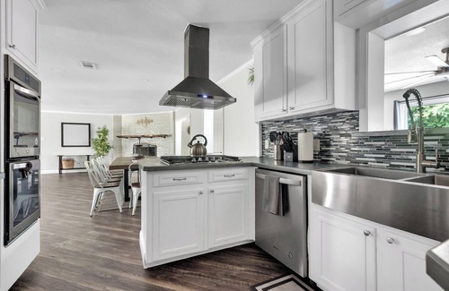 North Richland Hills Casa | Sleeps 20 w Heated Pool & HotTub by Stockyards DFW
