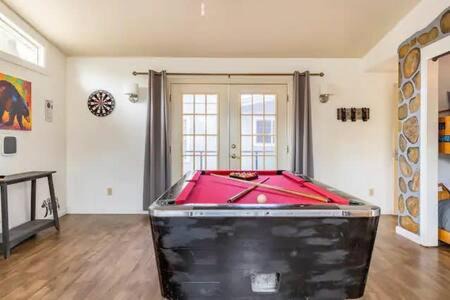 Oakhurst Casa | Sleeps 22 Pool table Hot Tub shuffle board darts