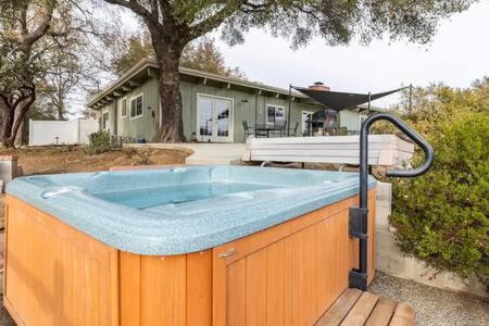 Oakhurst Casa | Sleeps 22 Pool table Hot Tub shuffle board darts