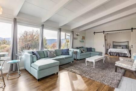 Oakhurst Casa | Sleeps 22 Pool table Hot Tub shuffle board darts