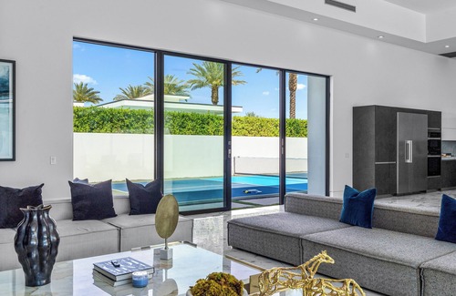 Indio Villa | Sleeps 23 | Pool, Firepit & Putting Green | Minutes to Golf | Bravo Villa #7