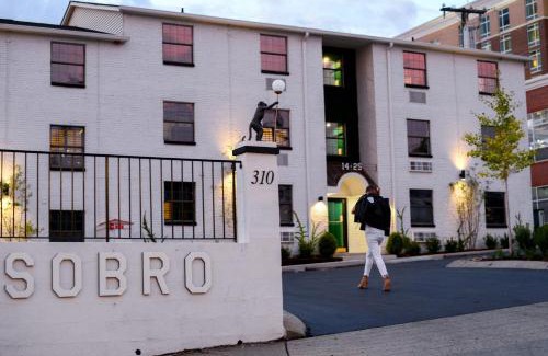 Rutledge Hill Casa | Sleeps 24 12 Suites in Walkable SoBro Near Downtown – by AvantStay