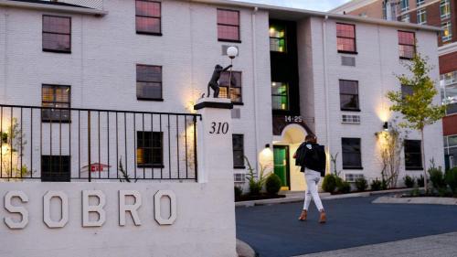 Rutledge Hill Casa | Sleeps 24 12 Suites in Walkable SoBro Near Downtown – by AvantStay