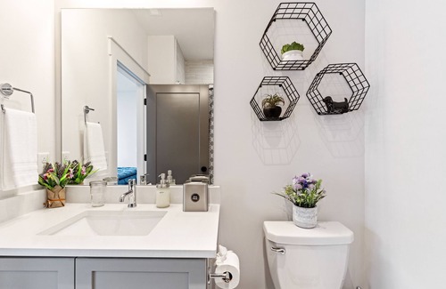 Eastwood Casa | ** SLEEPS 24** Keep the Secret 2 - *2 Units * 8BR* 8BA * Amazing townhomes*