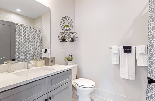 Eastwood Casa | ** SLEEPS 24** Keep the Secret 2 - *2 Units * 8BR* 8BA * Amazing townhomes*