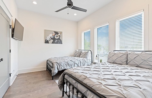 Eastwood Casa | ** SLEEPS 24** Keep the Secret 2 - *2 Units * 8BR* 8BA * Amazing townhomes*