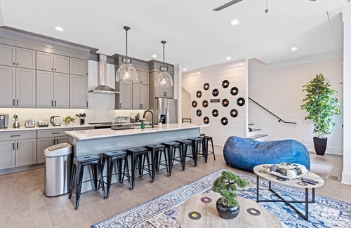 Eastwood Casa | SLEEPS 24 Keep the Secret 2 - 2 Units 8BR 8BA New townhomes