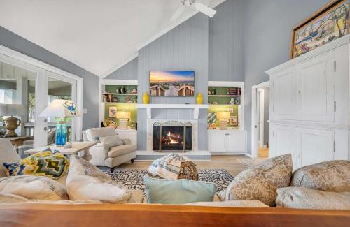 Pawleys Island Casa | Sleeps 24 Waterfront Dock Golf Cart Walk to Beach