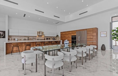 Indio Casa | Sleeps 25 | 2 Luxury Villas w/Pool + Spa, Putting Green | Bravo by AvantStay