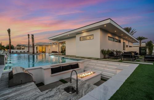 Indio Casa | Sleeps 25 2 Luxury Villas w Pool Spa Putting Green Bravo by AvantStay
