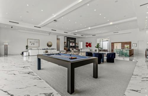 Indio Casa | Sleeps 25 2 Luxury Villas w Pool Spa Putting Green Bravo by AvantStay