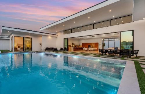 Indio Casa | Sleeps 25 2 Luxury Villas w Pool Spa Putting Green Bravo by AvantStay