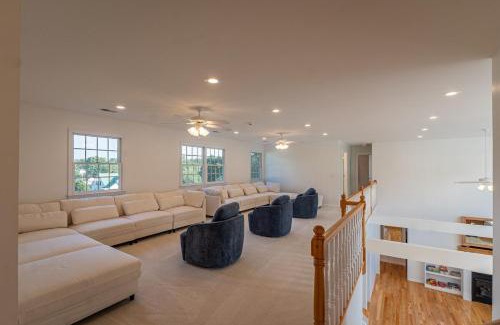 Lansing Casa | Sleeps 29, 8300 sq ft house, 6 acres