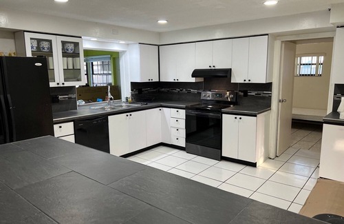 Pembroke Pines Casa | Sleeps 30 Large Heated Pool Home, 10 min to Hard Rock and 22 minutes to Beach