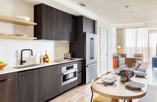 Rainey Street Historic District Casa | Sleeps 34! 11 Condos in New Austin High Rise w/ Rooftop Pool, Gym, Yoga Studio
