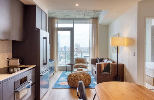 Rainey Street Historic District Casa | Sleeps 34! 11 Condos in New Austin High Rise w/ Rooftop Pool, Gym, Yoga Studio