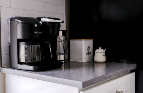 Irving Park East Apartamento | Chicago Chic: Cozy 1BR with Stylish Workspace