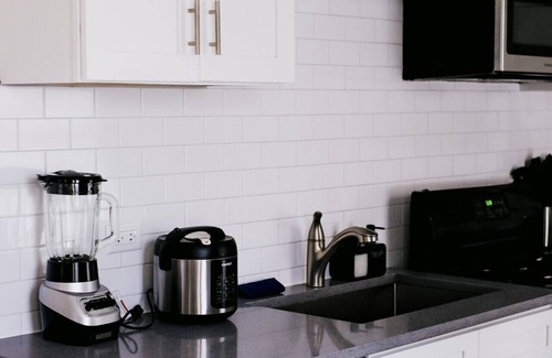 Irving Park East Apartamento | Chicago Chic: Cozy 1BR with Stylish Workspace