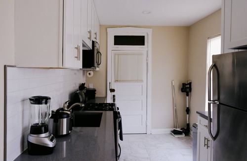 Irving Park East Apartamento | Chicago Chic: Cozy 1BR with Stylish Workspace