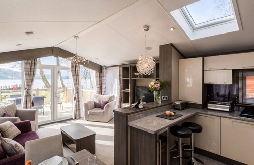 Windermere Cabina | Sleeps 4 plus a tiny tot. Fabulous lake views with spacious outside terrace and hot tub