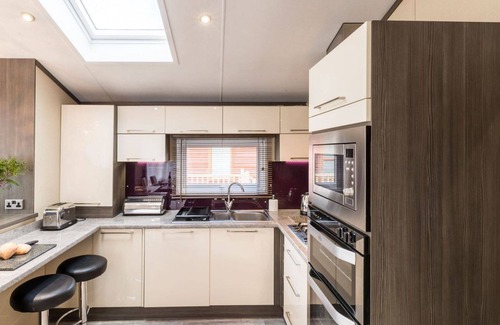 Windermere Cabina | Sleeps 4 plus a tiny tot. Fabulous lake views with spacious outside terrace and hot tub