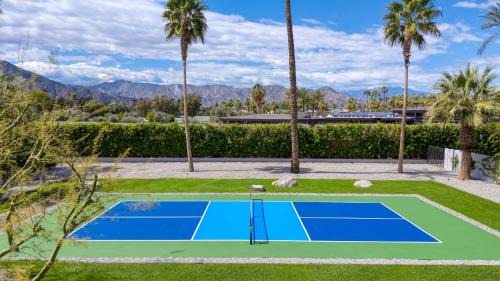La Quinta Casa | Sleeps 40 3 Luxe Villas next to Empire Polo Club Putting Green Pickleball