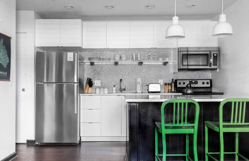 Rutledge Hill Cabaña | Sleeps 48 25 Units 2 Blocks From Broadway Sobro Guest House by Avantstay