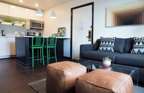 Rutledge Hill Cabaña | Sleeps 48 25 Units 2 Blocks From Broadway Sobro Guest House by Avantstay