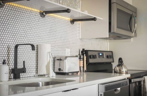 Rutledge Hill Cabaña | Sleeps 48 25 Units 2 Blocks From Broadway Sobro Guest House by Avantstay